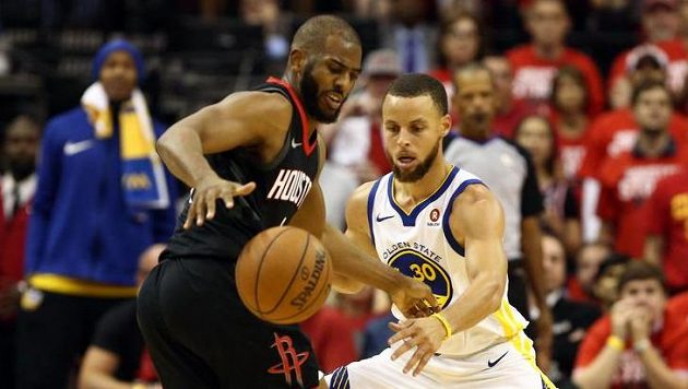 Stephen Curry (30) z Golden State a Chris Paul (3) z Houstonu. Stephen Curry (30) z Golden State a Chris Paul (3) z Houstonu.