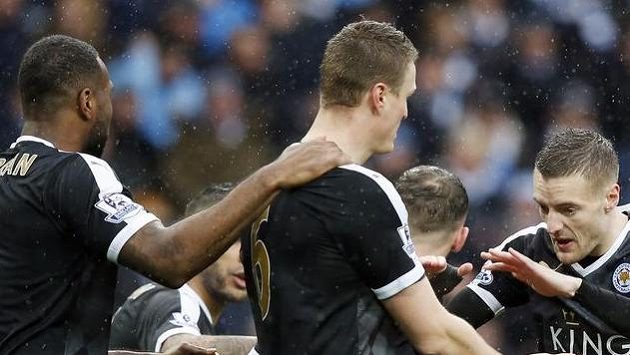 Robert Huth oslavuje se spoluhráči úvodní branku do sítě Manchesteru City. Robert Huth oslavuje se spoluhráči úvodní branku do sítě Manchesteru City.