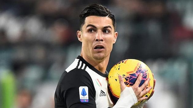 Fotbalista Juventusu Turín Cristiano Ronaldo drží míč během zápasu Serie A proti AC Milán Fotbalista Juventusu Turín Cristiano Ronaldo drží míč během zápasu Serie A proti AC Milán