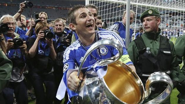 Frank Lampard se jako kapitán Chelsea raduje v květnu 2012 z triumfu v Lize mistrů. Frank Lampard se jako kapitán Chelsea raduje v květnu 2012 z triumfu v Lize mistrů.