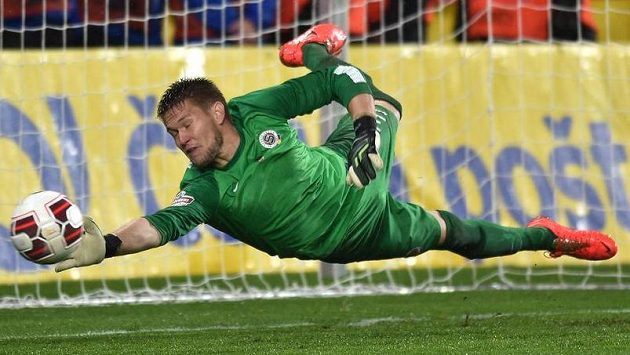 Brankář Sparty Tomáš Vaclík během penaltového rozstřelu ve finále Poháru České pošty s Plzní. Brankář Sparty Tomáš Vaclík během penaltového rozstřelu ve finále Poháru České pošty s Plzní.