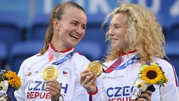 Barbora Krejčíková (vlevo) a Kateřina Siniaková se zlatými medailemi. Barbora Krejčíková (vlevo) a Kateřina Siniaková se zlatými medailemi.