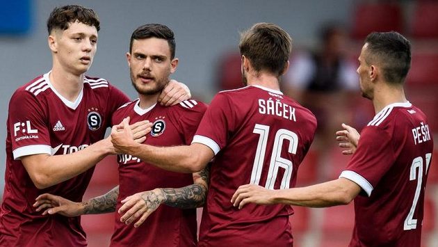 Fotbalisté Sparty Ladislav Krejčí, David Moberg Karlsson, Michal Sáček a Jakub Pešek oslavují gól. Fotbalisté Sparty Ladislav Krejčí, David Moberg Karlsson, Michal Sáček a Jakub Pešek oslavují gól.