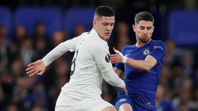 Luka Jovič (vlevo) hledá cestu k brance Chelsea v semifinále Evropské ligy. Navlékne od příští sezony dres Realu Madrid? Luka Jovič (vlevo) hledá cestu k brance Chelsea v semifinále Evropské ligy. Navlékne od příští sezony dres Realu Madrid?