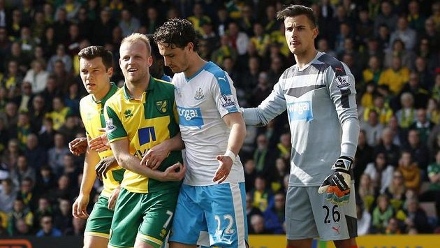 Daryl Janmaat (22) a Karl Darlow (26) z Newcastlu. Obtěžovat se je snaží Steven Naismith a Jonathan Howson z Norwiche. Daryl Janmaat (22) a Karl Darlow (26) z Newcastlu. Obtěžovat se je snaží Steven Naismith a Jonathan Howson z Norwiche.