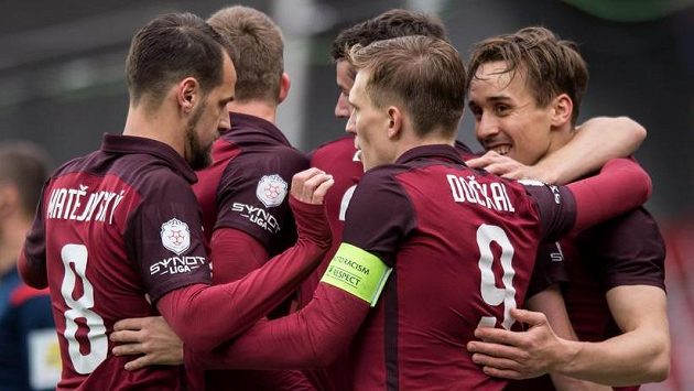 Fotbalisté Sparty oslavují gól. Fotbalisté Sparty oslavují gól.