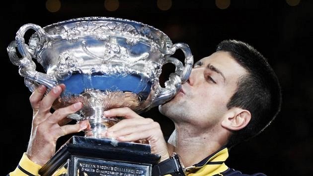 Novak Djokovič líbá pohár pro vítěze. Novak Djokovič líbá pohár pro vítěze.