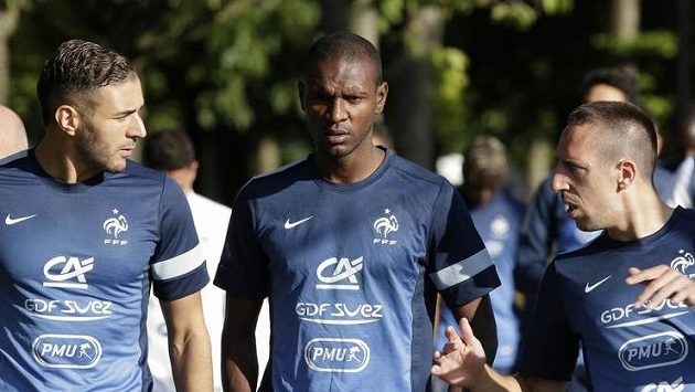 Francouzský obránce Eric Abidal (uprostřed) na tréninku fotbalové reprezentace. Francouzský obránce Eric Abidal (uprostřed) na tréninku fotbalové reprezentace.