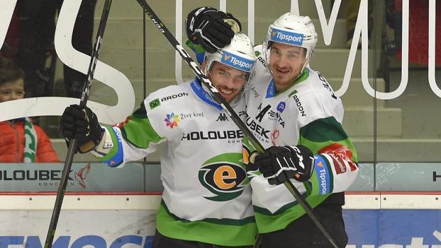 Adam Lapšanský (vlevo) a Stanislav Balán z Karlových Varů se radují z gólu. Adam Lapšanský (vlevo) a Stanislav Balán z Karlových Varů se radují z gólu.
