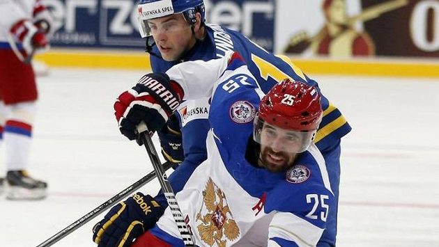 Ruský útočník Danis Zaripov v souboji se švédským forvardem Joakimem Lindströmem. Ruský útočník Danis Zaripov v souboji se švédským forvardem Joakimem Lindströmem.