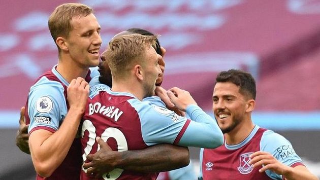 Radost fotbalistů West Hamu United po vstřelené brance v utkání proti Manchesteru City. Slaví i Tomáš Souček. Radost fotbalistů West Hamu United po vstřelené brance v utkání proti Manchesteru City. Slaví i Tomáš Souček.