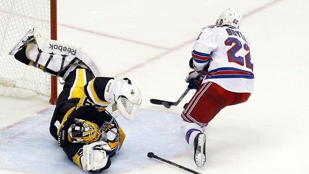 Dan Boyle překonává Marca-Andre Fleuryho z trestného střílení. Opakovaný záběr však ukázal, že gól neměl platit. Dan Boyle překonává Marca-Andre Fleuryho z trestného střílení. Opakovaný záběr však ukázal, že gól neměl platit.