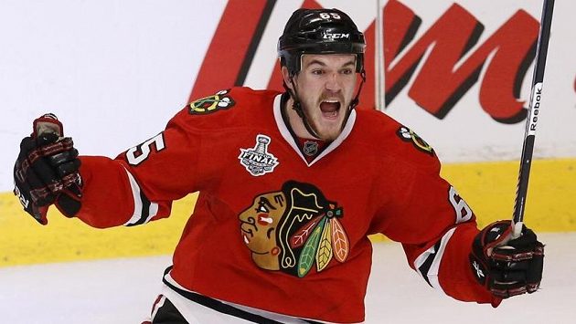 Andrew Shaw z Chicaga se raduje se své trefy, jíž ve třetím prodloužení úvodního finále Stanley Cupu rozhodl o výhře Blackhawks nad Bostonem. Andrew Shaw z Chicaga se raduje se své trefy, jíž ve třetím prodloužení úvodního finále Stanley Cupu rozhodl o výhře Blackhawks nad Bostonem.