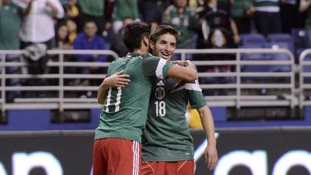 Hráči Mexika Alan Pulido (zády) a Isaac Brizuela se radují z gólu v přátelském utkání s Jižní Koreou. Hráči Mexika Alan Pulido (zády) a Isaac Brizuela se radují z gólu v přátelském utkání s Jižní Koreou.