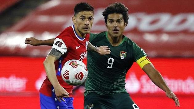 Bolivijský útočník Marcelo Martins (vpravo) v souboji s Charlesem Aranguizem z Chile. Bolivijský útočník Marcelo Martins (vpravo) v souboji s Charlesem Aranguizem z Chile.