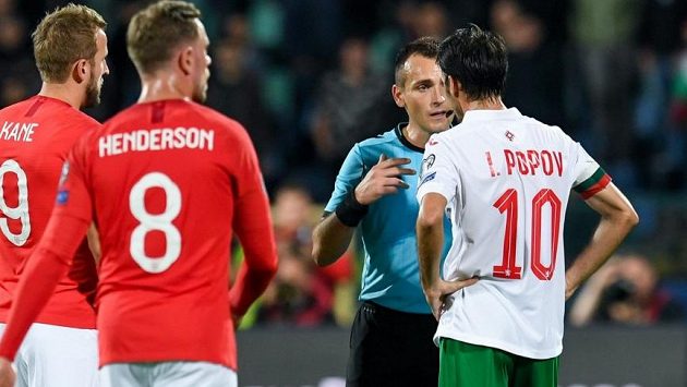 Ivelin Popov v diskusi s rozhodčím a anglickými fotbalisty Ivelin Popov v diskusi s rozhodčím a anglickými fotbalisty