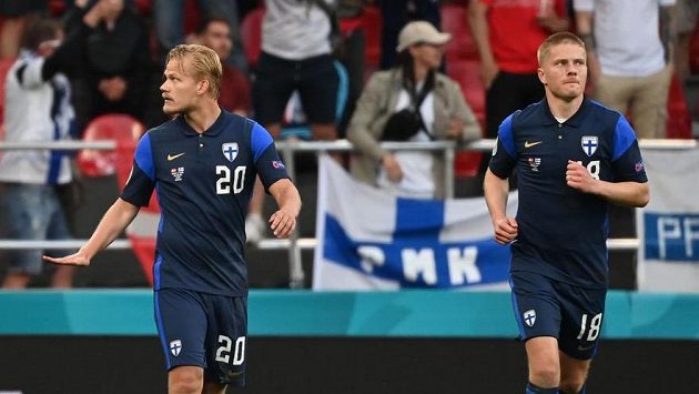 Fin Joel Pohjanpalo (20) se raduje z gólu proti Dánsku, vpravo Jere Uronen. Fin Joel Pohjanpalo (20) se raduje z gólu proti Dánsku, vpravo Jere Uronen.