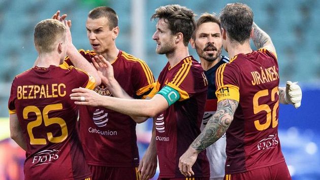 Fotbalisté Dukly Praha a jejich kapitán Marek Hanousek oslavují vítězství. Fotbalisté Dukly Praha a jejich kapitán Marek Hanousek oslavují vítězství.