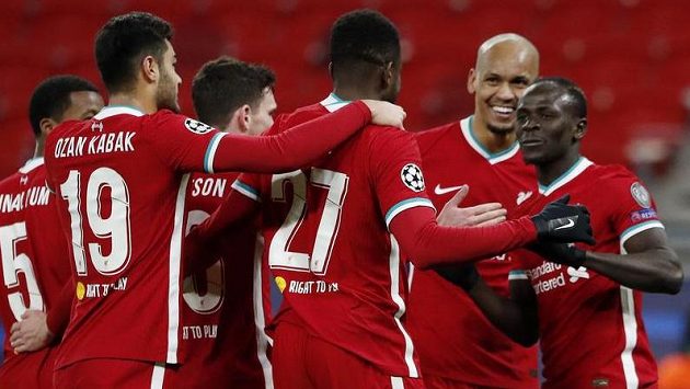 Liverpoolský Sadio Mané oslavuje se spoluhráči gól proti Lipsku. Liverpoolský Sadio Mané oslavuje se spoluhráči gól proti Lipsku.