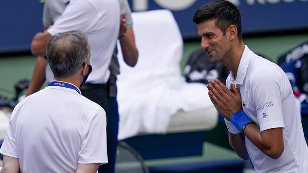 Nešťastný moment pro Novaka Djokoviče i čárovou rozhodčí Nešťastný moment pro Novaka Djokoviče i čárovou rozhodčí