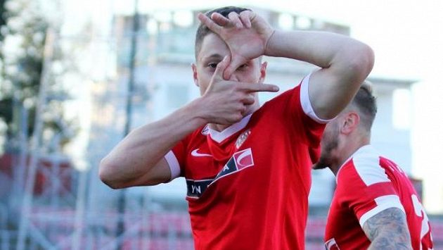 Brněnský Ladislav Krejčí slaví vítězný gól do pardubické sítě. Brněnský Ladislav Krejčí slaví vítězný gól do pardubické sítě.