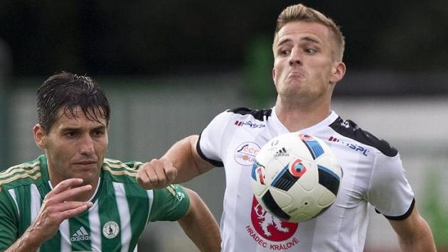 Zleva Zoran Gajič z Bohemians a Jan Pázler z Hradce Králové. Zleva Zoran Gajič z Bohemians a Jan Pázler z Hradce Králové.
