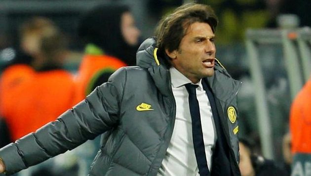 Antonio Conte utkání vždy prožívá velmi emotivně. Antonio Conte utkání vždy prožívá velmi emotivně.