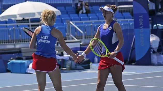 Barbora Krejčíková (vpravo) s Kateřinou Siniakovou ve čtvrtfinále čtyřhry Barbora Krejčíková (vpravo) s Kateřinou Siniakovou ve čtvrtfinále čtyřhry