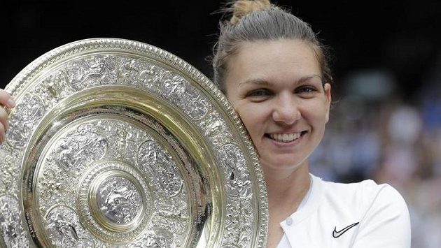 Simona Halepová s trofejí za vítězství ve Wimbledonu Simona Halepová s trofejí za vítězství ve Wimbledonu