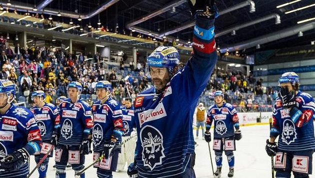 Hráči Kladna se radují z vítězství nad Litvínovem, vpředu Jaromír Jágr. Hráči Kladna se radují z vítězství nad Litvínovem, vpředu Jaromír Jágr.