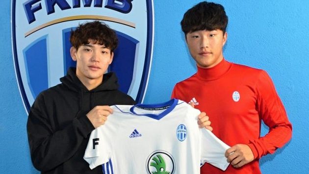 Choi Seyun a An Jaejun s dresem Mladé Booleslavi. Choi Seyun a An Jaejun s dresem Mladé Booleslavi.