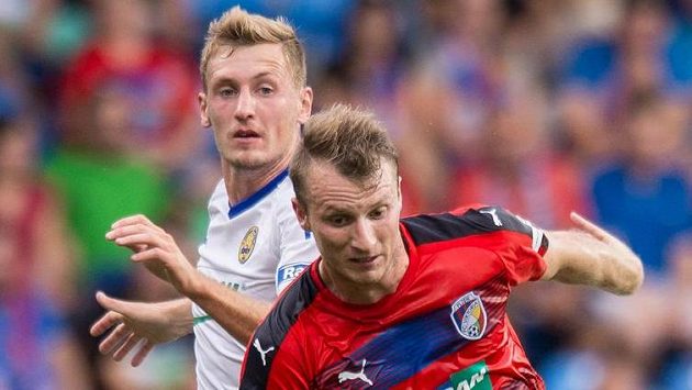Plzeňský útočník Michael Krmenčík (vpředu) a Tomáš Hájek ze Zlína. Plzeňský útočník Michael Krmenčík (vpředu) a Tomáš Hájek ze Zlína.