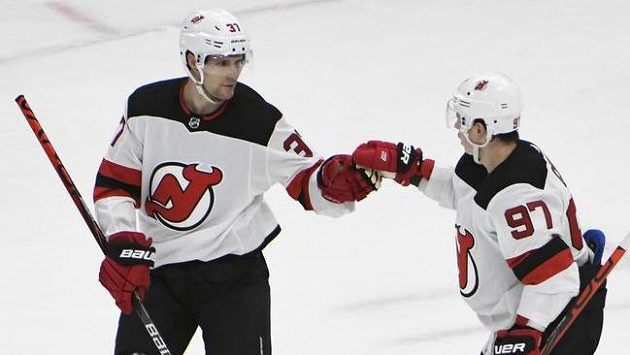 Pavel Zacha (vlevo) a Nikita Gusev se radují z gólu Pavel Zacha (vlevo) a Nikita Gusev se radují z gólu