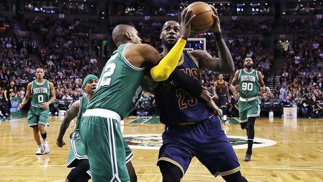 Al Horford z Bostonu se snaží zastavit LeBrona Jamese z Clevelandu. Al Horford z Bostonu se snaží zastavit LeBrona Jamese z Clevelandu.