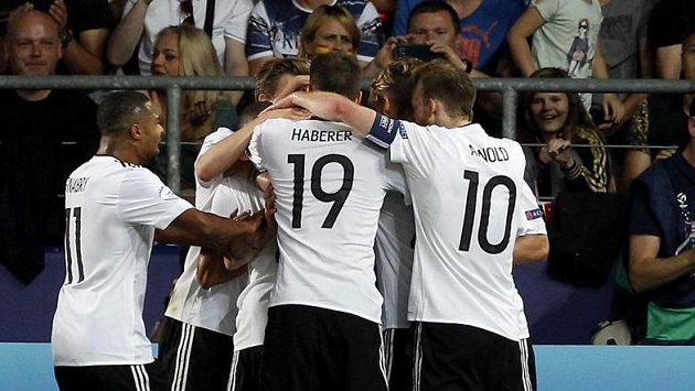 Radost německých fotbalistů ve finále EURO hráčů do 21 let poté, co vstřelil Mitchell Weiser vedoucí gól do sítě Španělska. Radost německých fotbalistů ve finále EURO hráčů do 21 let poté, co vstřelil Mitchell Weiser vedoucí gól do sítě Španělska.