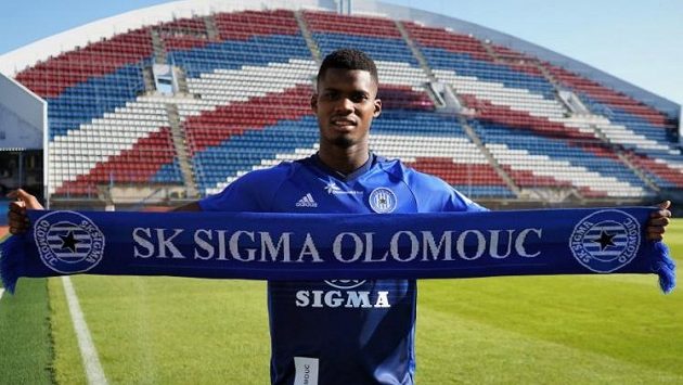 Fotbalisty Olomouce posílil francouzský obránce Florent Poulolo. Fotbalisty Olomouce posílil francouzský obránce Florent Poulolo.