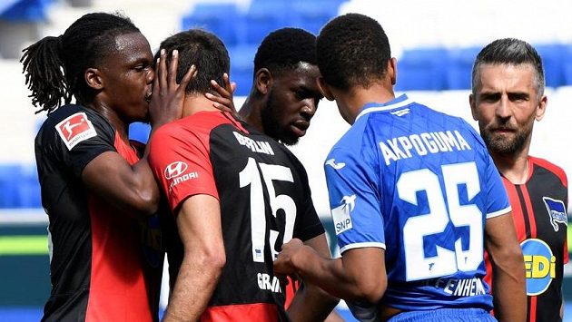 Dedryck Boyata z Herthy se neudržel a políbil Marka Grujiče, druhý zprava je hoffenheimský Kevin Akpoguma, který vlastním gólem hosty poslal do vedení. Dedryck Boyata z Herthy se neudržel a políbil Marka Grujiče, druhý zprava je hoffenheimský Kevin Akpoguma, který vlastním gólem hosty poslal do vedení.