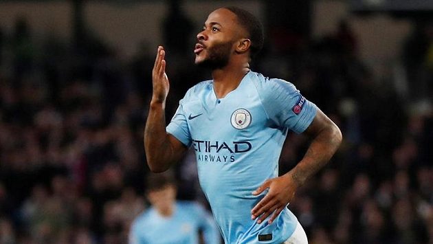 Raheem Sterling má důvod k radosti. Daří se mu na hřišti a jeho výkonům odpovídá i výše nového kontraktu s Manchesterem City. Raheem Sterling má důvod k radosti. Daří se mu na hřišti a jeho výkonům odpovídá i výše nového kontraktu s Manchesterem City.