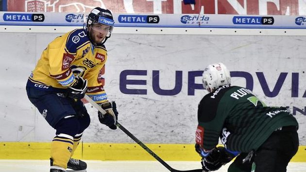 Zleva Antonín Honejsek ze Zlína a Michal Plutnar z Karlových Varů během utkání 14. kola hokejové extraligy Zleva Antonín Honejsek ze Zlína a Michal Plutnar z Karlových Varů během utkání 14. kola hokejové extraligy