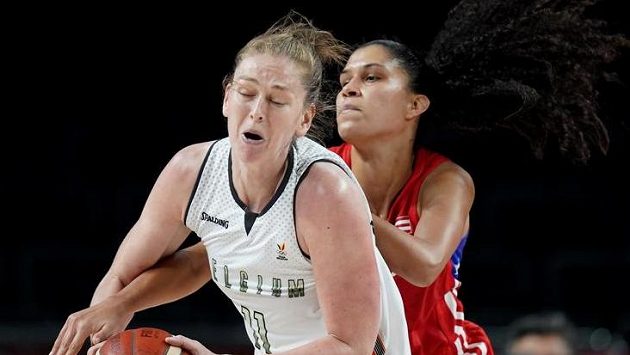 Meessemanová (vlevo) dovedla basketbalistky Belgie do čtvrtfinále Meessemanová (vlevo) dovedla basketbalistky Belgie do čtvrtfinále