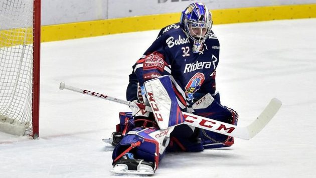 Brankář Patrik Bartošák z Vítkovic zasahuje. Brankář Patrik Bartošák z Vítkovic zasahuje.