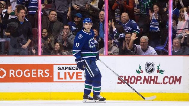 Český útočník Radim Vrbata sklízí aplaus od fanoušků Vancouveru během utkání NHL proti Buffalu. Český útočník Radim Vrbata sklízí aplaus od fanoušků Vancouveru během utkání NHL proti Buffalu.