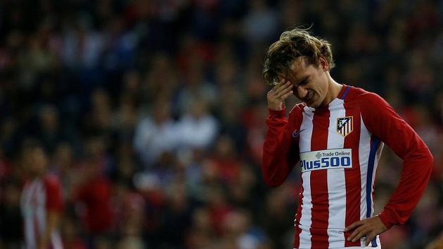 Zklamaný útočník Atlétika Antoine Griezmann. Zklamaný útočník Atlétika Antoine Griezmann.