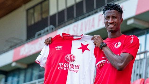 Fotbalová Slavia získala nigerijského útočníka Petera Olayinku. Fotbalová Slavia získala nigerijského útočníka Petera Olayinku.