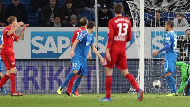 Útočník Bayeru Stefan Kiessling (vlevo) se raduje z gólu, který neměl platit. Míč po jeho hlavičce totiž prošel do branky Hoffenheimu trhlinou v boční síti. Útočník Bayeru Stefan Kiessling (vlevo) se raduje z gólu, který neměl platit. Míč po jeho hlavičce totiž prošel do branky Hoffenheimu trhlinou v boční síti.