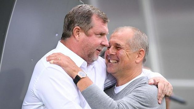 Přátelské setkání dvou bývalých trenérů české reprezentace - Pavel Vrba (vlevo) a Petr Rada. Přátelské setkání dvou bývalých trenérů české reprezentace - Pavel Vrba (vlevo) a Petr Rada.