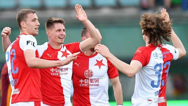 Slávista Lukáš Masopust (druhý zleva) otevřel skóre derby na Julisce. Slávista Lukáš Masopust (druhý zleva) otevřel skóre derby na Julisce.