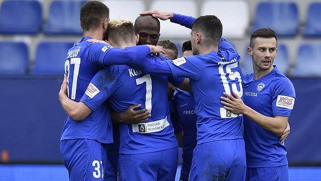 Hráči Slovanu Liberec se radují z prvního gólu. Hráči Slovanu Liberec se radují z prvního gólu.