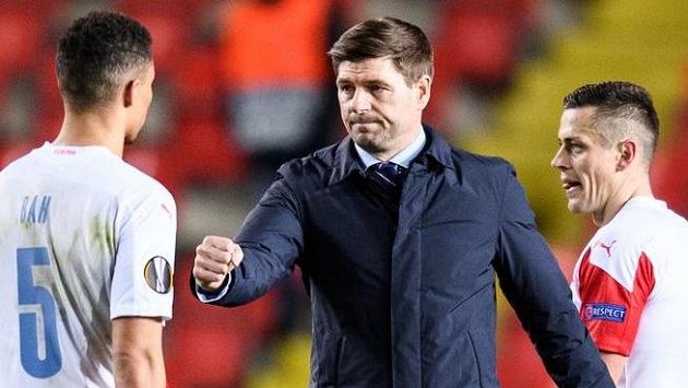 Trenér Rangers Steven Gerrard po zápase mezi slávisty Alexanderem Bahem (vlevo) a Tomášem Holešem. Trenér Rangers Steven Gerrard po zápase mezi slávisty Alexanderem Bahem (vlevo) a Tomášem Holešem.