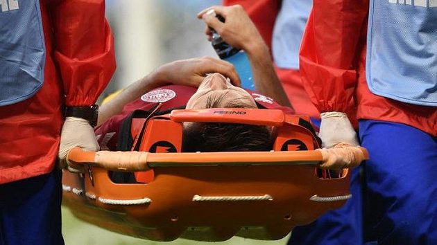 Dánský záložník William Kvist opouštěl trávník na stadiónu v Saransku na nosítkách. Dánský záložník William Kvist opouštěl trávník na stadiónu v Saransku na nosítkách.